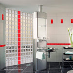 Kit 10 Tijolos Bloco De Vidro Colors Vermelho em ambiente de banheiro moderno, formando parede divisória com detalhes em vermelho, proporcionando claridade e design. Ideal para decoração de interiores e projetos de construção.
