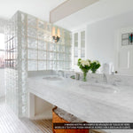 Kit 10 Tijolos Bloco de Vidro Transparente 19x19x8 Estrela em aplicação de parede de banheiro moderno, permitindo a passagem de luz natural e criando um design elegante e personalizado. Veja exemplos de como usar blocos de vidro para decoração e design de interiores.