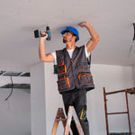 Profissional instalando drywall com parafusadeira, utilizando Parafuso Ponta Broca Flangeado 4,2x13 Tradestar para fixação no teto, em obra.