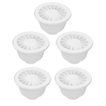 Kit com 5 ralos sifonados redondos com grelha branca e saída de fundo, ideal para drenagem de água em banheiros e cozinhas. Ralos DN40 da Akato, duráveis e com design elegante.