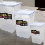 Kit porta mantimentos hermético 3 peças (1,5L, 3L e 4,5L) transparente com tampas brancas. Ideal para armazenar arroz, café e açúcar, mantendo os alimentos frescos e organizados na cozinha. Conjunto de potes de plástico com fechamento hermético.