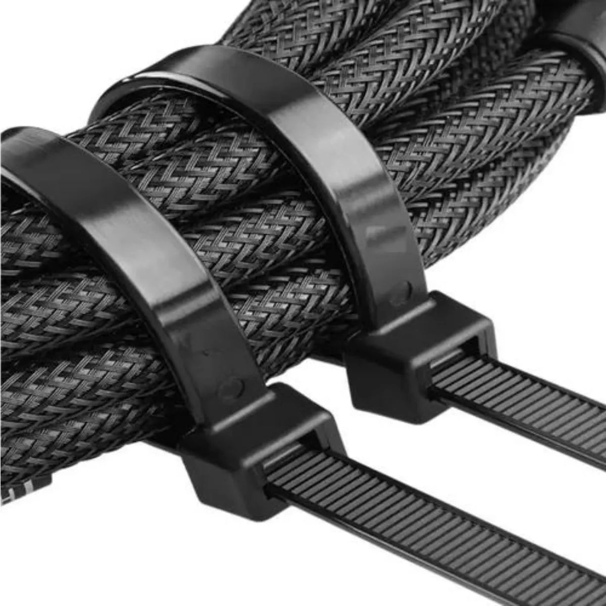 Abraçadeira de nylon preta Tradestar 3,6x250mm prendendo cabos e fios. Ideal para organização e fixação em eletrônica, construção, jardinagem e automotivo. Pacote com 500 unidades.