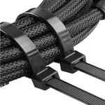 Abraçadeira de nylon preta Tradestar 3,6x250mm prendendo cabos e fios. Ideal para organização e fixação em eletrônica, construção, jardinagem e automotivo. Pacote com 500 unidades.