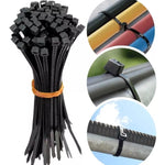 Abraçadeira de nylon preta Tradestar 2,5x100mm, pacote com 1000 unidades. Ideal para organizar e fixar cabos, fios e outros itens em eletrônica, construção civil, jardinagem e automotivo. Mostra exemplos de uso em diferentes aplicações.