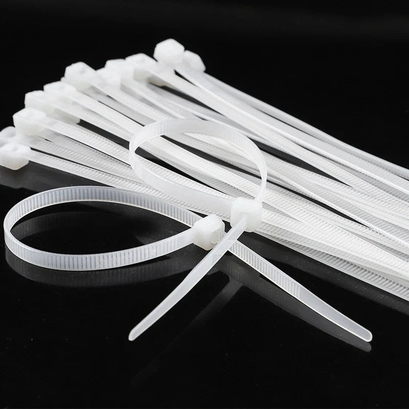 Abraçadeiras de nylon brancas Tradestar 2,5x150mm, pacote com 1000 unidades. Ideal para organizar e fixar cabos, fios e outros itens em eletrônica, construção civil, jardinagem e automotivo. Duráveis, versáteis e fáceis de usar.