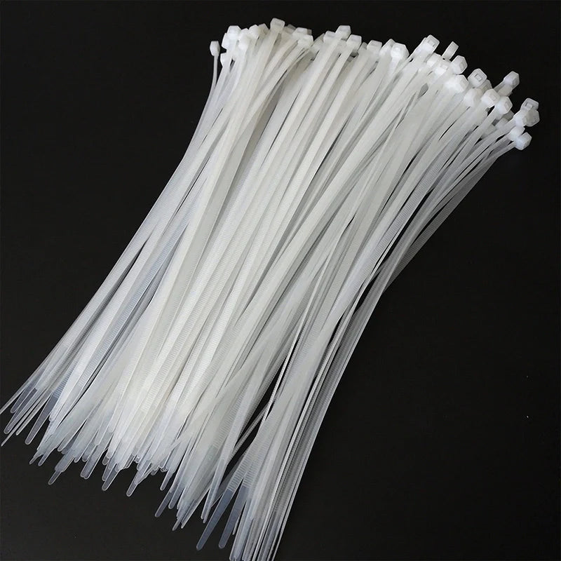Abraçadeira de nylon branca Tradestar 2,5x150mm, pacote com 1000 unidades. Ideal para organizar e fixar cabos, fios e outros itens em eletrônica, construção civil, jardinagem e automotivo. Durável, versátil e fácil de usar.