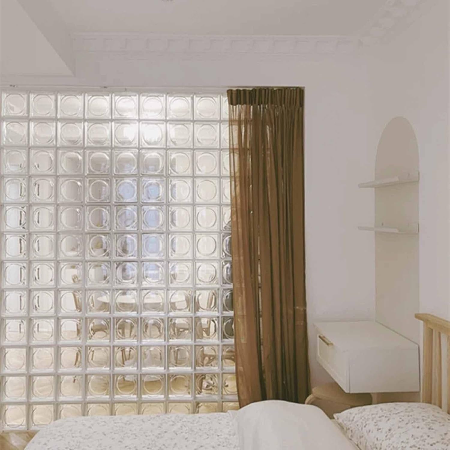 Kit 6 Tijolos Bloco de Vidro Flor Gelada 19x19x8 Tradestar em parede, proporcionando claridade e design moderno em ambiente interno. Ideal para divisórias e decoração, com transparência e ondulações, isolando o ambiente e permitindo a passagem de luz natural.