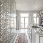 Kit 6 Tijolos Bloco De Vidro Estrelas 19x19x8 Tradestar em parede de cozinha moderna, proporcionando claridade e design. Ideal para divisórias e ambientes internos e externos.