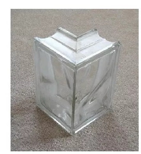 Kit 16 Blocos de Vidro Canto para Acabamento 19x19x8 Tradestar - Bloco de vidro canto transparente, ideal para divisórias, fachadas e design de interiores. Oferece privacidade e iluminação natural. Dimensões 19x19x8cm. Perfeito para projetos de construção e decoração.