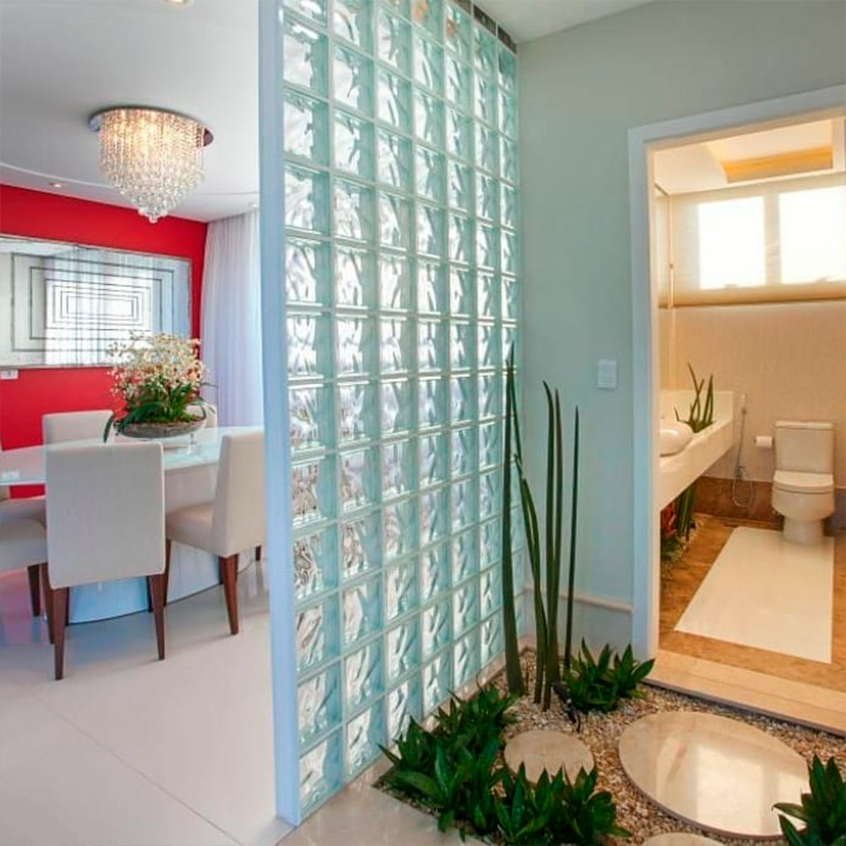Kit 18 Tijolos Bloco de Vidro Transparente Tradestar 19x19x8 em ambiente moderno, utilizado como divisória entre sala de jantar e banheiro, proporcionando luminosidade e design. Ideal para paredes internas, externas e divisórias.