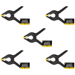 Kit com 5 grampos multiuso 4 polegadas 100mm reforçados para marcenaria Tradestar. Grampos de nylon preto com detalhes em amarelo, ideais para fixação temporária em colagens e montagens de madeira e outros materiais. Ferramenta essencial para profissionais e hobbistas.