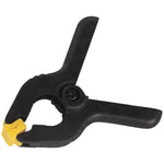 Kit com 10 grampos multiuso 2 polegadas 50mm para marceneiro reforçado Tradestar. Grampos de nylon preto com detalhes em amarelo, ideais para fixação de madeira e outros materiais em marcenaria e montagem. Ferramenta versátil com mola de alta pressão para firmeza.