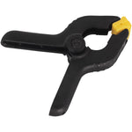 Kit com 10 grampos multiuso 2 polegadas 50mm para marceneiro reforçado Tradestar. Grampo de nylon preto com detalhes em amarelo, ideal para fixação de madeira e outros materiais em marcenaria e construção. Ferramenta com mola de alta pressão para fixação temporária.