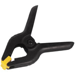 Kit com 10 grampos multiuso 3 polegadas (75mm) de nylon reforçado para marceneiro, com mola de alta pressão, ideal para fixação em trabalhos de marcenaria e carpintaria. Grampo de pressão preto com detalhes em amarelo.