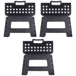 Kit com 3 banquetas plásticas dobráveis pretas multiuso Tradestar. Banquinhos portáteis ideais para uso doméstico, camping e atividades ao ar livre. Compactos, leves e com alça para fácil transporte e armazenamento. Perfeitos para eventos e uso diário.