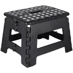 Kit com 3 banquetas plásticas dobráveis pretas multiuso Tradestar. Banquinhos portáteis e compactos, ideais para uso doméstico, camping e atividades ao ar livre. Possuem design resistente e alça para fácil transporte.