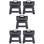 Kit com 5 banquetas plásticas dobráveis pretas multiuso Tradestar. Banquinhos portáteis ideais para uso doméstico, camping e atividades ao ar livre. Feitos de plástico resistente, com alça para transporte e design compacto.