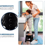 Kit com 10 banquetas plásticas dobráveis pretas multiuso, ideais para uso doméstico, camping e atividades ao ar livre. Design estruturado, base antiderrapante e cantos arredondados para segurança. Mostrando crianças usando a banqueta em diferentes situações.