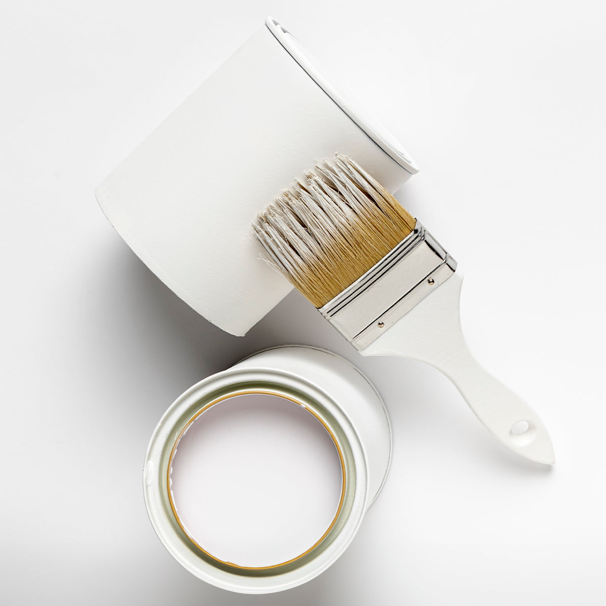 Dióxido de Titânio SR-2377 Pigmento Branco 25Kg Rutilo - Imagem ilustrativa mostrando lata de tinta branca aberta, pincel com cerdas brancas e tinta, ideal para pintura e artesanato. Pigmento de alta qualidade para tintas, cosméticos e outras aplicações industriais.